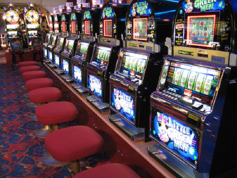 Make profits by playing with the slot machines in the casinos